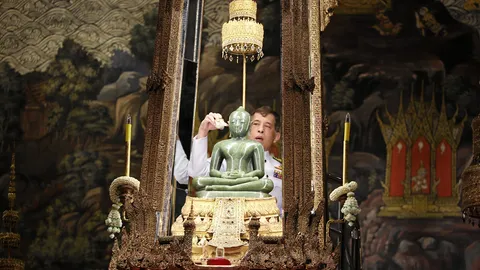 ในหลวง เสด็จฯ เปลี่ยนเครื่องทรงฤดูฝน บําเพ็ญพระราชกุศลวันเข้าพรรษา