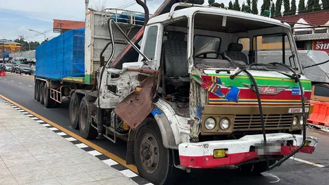 รถพ่วงบรรทุกอิฐบล็อก หักหลบรถถอยออกจากตลาด ชนรวม 7 คัน ริมถนนที่ร้อยเอ็ด