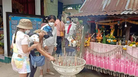 แรงศรัทธา นักท่องเที่ยวขอโชค "ปู่อือลือ" ถามหา "เลขเด็ด" ตรง "เลขดัง" (คลิป)