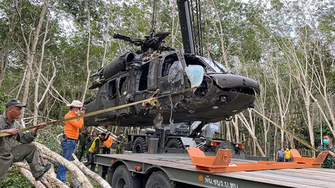 ลงมือแยกซากเฮลิคอปเตอร์ ย้ายเสร็จใน 2 วัน 7 ทหารปลอดภัย