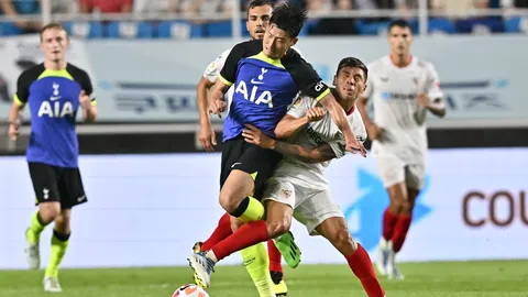 น่าไปฝึกมวยไทย "ซอน เฮือง มิน" ศอกคมทำคู่แข่งเลือดออกในบอลอุ่นเครื่อง (คลิป)