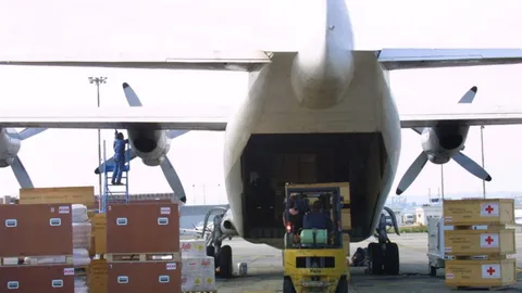 สะพรึง เครื่องบินขนส่งสินค้าตกที่กรีซ ระเบิดไฟลุก ยังไม่ชัดรอดกี่คน (คลิป)