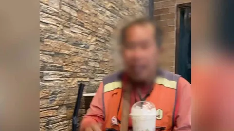 คลิปทัชใจ "ลุงวิน" พามาร้านสเต๊ก เลี้ยงส่งก่อนไปเรียนต่อ หลังรับส่งมา 5 ปี