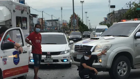 ลุงซิ่งเก๋งฝ่าไฟแดงชนจยย. คนขับร่างกระแทกพื้นคอหักดับคาที่