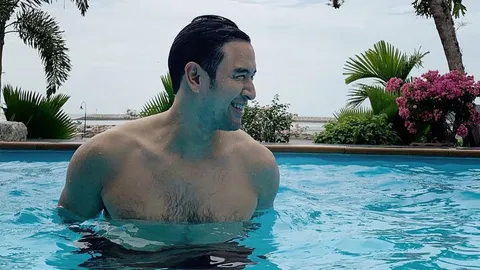 แจกความฟิน “เกรท-วรินทร” อวดรอยยิ้มพร้อมแผงหน้าอกในสระว่ายน้ำ