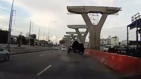 หวาดเสียว กระบะขับอยู่ดีๆ เหล็กร่วงลงมาทับจนรถลอย เฉียดกระจกไปนิดเดียว (คลิป)