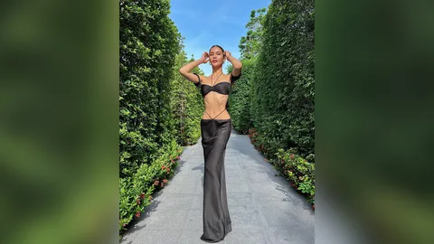 น้ำตาล ชลิตา ทำแฟนๆ ทั้งชื่นชมและตกใจ หลังโพสต์ภาพล่าสุดในเดรสดำ