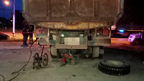 "จวนจะเสร็จแล้ว" เจ้าของร้านโชคร้าย เปลี่ยนยางสิบล้อ ระเบิดใส่หน้าดับ