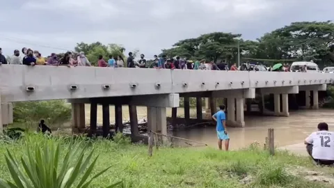 กระบะแซงกลางสะพานชน จยย.สาวระยองซ้อน 2 กระเด็นตกคลองจมหาย 1 ตายอีก 1