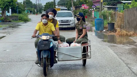ฝนตกทำ อ.แปลงยาวท่วมหนัก นายอำเภอหญิงลุยน้ำ แจกถุงยังชีพช่วยชาวบ้าน