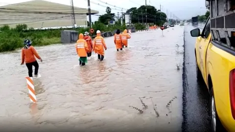 ฝนถล่มโคราช มิตรภาพน้ำท่วมหนัก รถเล็กสัญจรลำบาก เจ้าหน้าที่ลุยสำรวจหลุม