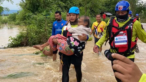 น้ำท่วมเนินมะปราง ล่าสุดน้ำป่าไหลลงเขาต่อเนื่อง กู้ภัยรุดช่วยย้ายผู้พิการ