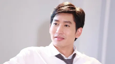 ละคร อีสา รวีช่วงโชติ 2556 ในม่านหมอกแห่งกาลเวลา ย้อนรอยไปสู่สยามประเทศยุคต้นรัชกาลที่ 6 ณ ใจกลางวังหลวงอันวิจิตรตระการตา เรื่องราวของหญิงสาวกำพร้าผู้หนึ่งนาม "อีสา" ได้เริ่มต้นขึ้น เธอเติบโตภายใต้ร่มเงาของ"หม่อมเจ้าโชติช่วงระวี" โดยหารู้ไม่ว่าโชคชะตาได้ขีดเขียนเส้นทางอันคดเคี้ยวไว้ให้เธอแล้ว จากหม่อมวัยเยาว์ที่ต้องพลัดพรากจากบุตรในครรภ์ สู่ชีวิตอิสระอันโลดโผนภายใต้ชื่อ "อุษา" นางละครผู้เลอโฉม และเจ้าของไนต์คลับที่มากรัก ทว่าเบื้องหลังความเร่าร้อนนั้น กลับเต็มไปด้วยบาดแผลแห่งหัวใจ โศกนาฏกรรม และสายสัมพันธ์ที่ถูกซ่อนเร้น… เธอจะค้นพบความหมายของชีวิตและความสุขที่แท้จริงได้หรือไม่ ในเมื่อทุกย่างก้าวล้วนถูกพันธนาการด้วยอดีตอันเจ็บปวด 14 00 A5B2453481C9E480