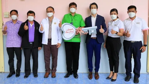 ปัญญา ใช้เฮ็ง รับมอบ “ห้องหนังเพื่อการเรียนรู้” พร้อมชุดอุปกรณ์การเกษตรให้โรงเรียนวัดสังฆราชาวาส