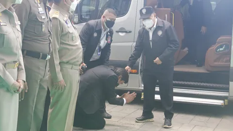 "กรุงศรีวิไล" กราบเท้า "บิ๊กป้อม" ขอให้นั่ง รมว.มหาดไทย แทน "บิ๊กป๊อก" (คลิป)