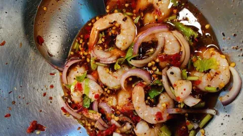 ขั้นกว่าของไข่ดาวไม่สุก แม่ค้าร้านยำเผยออเดอร์สุดฮา เมื่อเพื่อนมาคราบลูกค้า