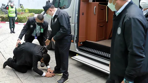 บิ๊กป้อมให้ความหวัง เก้าอี้รัฐมนตรีตกรางวัลกลุ่มปากน้ำ กรุงก้มกราบเท้ายกนั่ง มท.1 (คลิป)