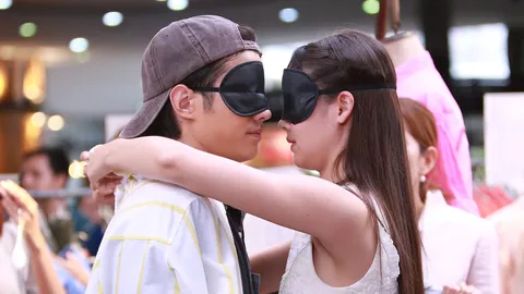 "มาริโอ้-ญาญ่า" ปิดตาเสิร์ฟซีนหวานน่ารัก จับมือลองใช้ชีวิตแบบคนตาบอด ใน "คือเธอ"