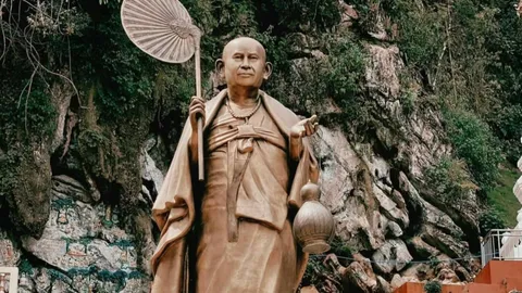 ลูกศิษย์คนไทยอดกราบ "ครูบาบุญชุ่ม" วันออกจากถ้ำ พม่าปิดเมืองแก๊ด ห้ามเข้า