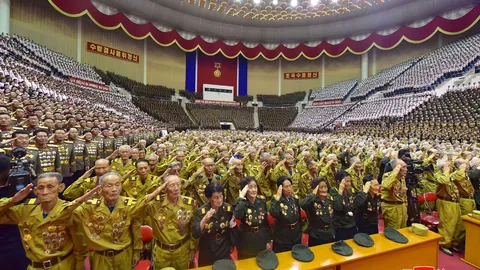 เกาหลีเหนือไม่สวมแมสก์ร่วมพิธีใหญ่ครั้งแรก เตรียมปักธงพ้นวิกฤติโควิดแล้ว