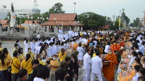 ชาวโคราชสวมเสื้อสีเหลือง ตักบาตรถวายเป็นพระราชกุศล รัชกาลที่ 10