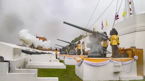 "เหล่าทัพ" ยิงสลุตหลวง 21 นัด เฉลิมพระเกียรติ "ในหลวง" เฉลิมพระชนมพรรษา (คลิป)