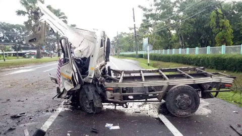 เคราะห์ร้าย รถบรรทุกยางระเบิดหมุนฟาดเสาไฟ คนขับร่างหลุดตกตายอนาถ 