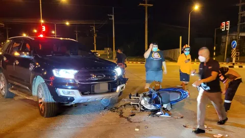 2 สาววัยรุ่น ซิ่ง จยย.ฝ่าไฟแดงไม่พ้น ชนเก๋งตูมคาสี่แยก สาหัสคู่ (คลิป)