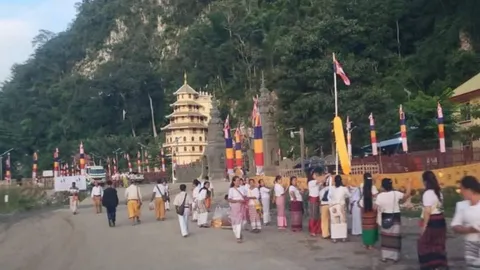 ชาวไทใหญ่มากันนับหมื่น รอกราบพระครูบาบุญชุ่ม ออกจากถ้ำเมืองแก๊ด