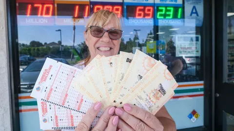 สุดคึกคัก แห่ซื้อหวยเมกะมิลเลียนส์ รางวัลแจ็กพอตสะสม ทะลุ 3.6 หมื่นล้าน