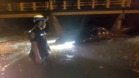 อุบลฯฝนตกหนัก สาวขับเก๋งหลงยูเทิร์นใต้สะพาน จมไปครึ่งคันร้องกู้ภัยช่วย (คลิป)