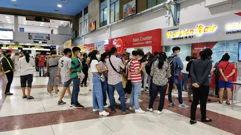 ผู้โดยสารตกค้างที่เชียงราย ยังทยอยขึ้นรถบัสไปขึ้นเครื่องที่เชียงใหม่