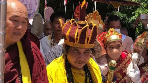 ศิษยานุศิษย์รอรับเนืองแน่น "พระครูบาบุญชุ่ม" ออกจากถ้ำเมืองแก๊ดแล้ว (คลิป)