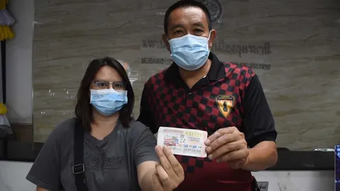 ผัวเมียสุดเฮง พ่อค้าหวยหยิบลอตเตอรี่ให้ช่วยซื้อ โชคดีถูกลอตเตอรี่รางวัลที่ 1
