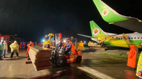 ทอ.นำแผ่นเหล็กไปติดตั้ง เพื่อย้ายเครื่องของนกแอร์ที่ สนามบินแม่ฟ้าหลวง