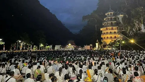 พระครูบาบุญชุ่มเทศนาธรรมแก่ศิษยานุศิษย์ที่หอไม้สัก ใกล้กับเจดีย์ 7 ชั้น