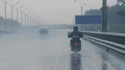 ดราม่า ไรเดอร์บอกลูกค้าติดฝน เจอตอบกลับ ต้องรอให้หยุดหรอ อาหารเย็นหมด