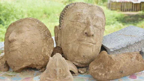 สุพรรณบุรี ขุดพบเศียรพระโบราณที่วัดร้าง ชาวบ้านเชื่ออายุกว่า 700 ปี
