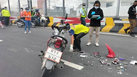 สลด หนุ่มใหญ่ซิ่งจยย. เสียหลักมุดใต้ท้องรถพ่วง 18 ล้อดับสยอง