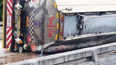 เทรลเลอร์คว่ำ น้ำมันดีเซลกว่า 4 หมื่นลิตร ทะลักเต็มถนนที่ชุมพร 