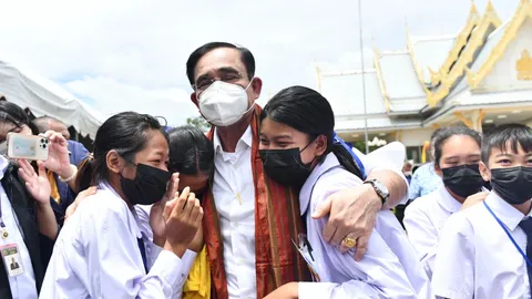 นายกฯ สักการะ "สมเด็จพระนเรศวรมหาราช"-นร.ปลื้ม ถึงกับน้ำตาไหลก่อนขอกอด (คลิป)