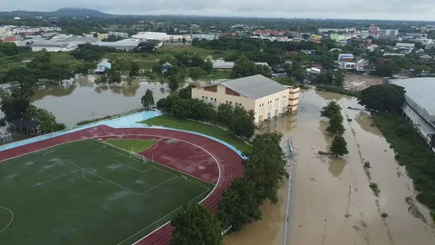 ฝนตกหนักที่มุกดาหาร ทำน้ำเอ่อล้นคลองท่วมสนามกีฬากลาง ก่อนจะแห้งช่วงเช้า (คลิป)