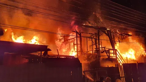 ไฟแดงฉาน เผาชุมชนแออัด กลางเมืองลพบุรี ชาวบ้านขนของหนีตายระทึก (คลิป)