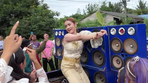 ฮือฮาสาว 38 หอบสินสอดนับล้าน สู่ขอหนุ่ม 19 เป็นสามี (คลิป)