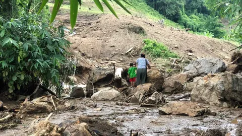 น้ำป่าซัดทางเชื่อมหมู่บ้านดอยเวียงผากับไชยปราการขาด ชาวบ้านติดค้างเพียบ
