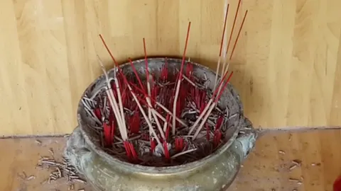 คนมือบอน ปักธูปกลับหัวไหว้ "ศาลฤาษี" สระมรกต ชาวบ้านเชื่อเป็นเรื่องไม่ดี