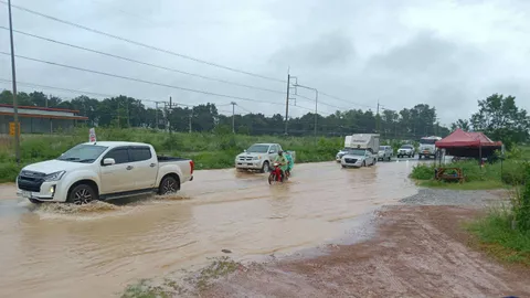 ปราจีนบุรีฝนตกทั้งวัน ทำให้ถนนสาย 304 ที่กบินทร์บุรี น้ำท่วมยาว 500 ม.