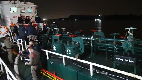 ตำรวจฝ่าสายฝนบุกจับเรือบรรทุกน้ำมันเตา 2 แสนลิตรเลี่ยงภาษี