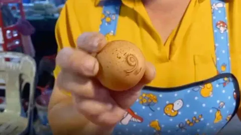 ไข่ไก่แปลก เปลือกนูนลักษณะคล้ายตัวเลข แห่ตี "เลขเด็ด" เชื่อให้โชค