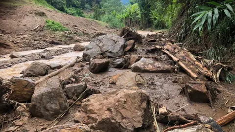 ส่งเครื่องจักรเปิดทางเข้าบ้านดอยเวียงผา อ.กัลยาณิวัฒนา มีดินสไลด์ปิดถนน